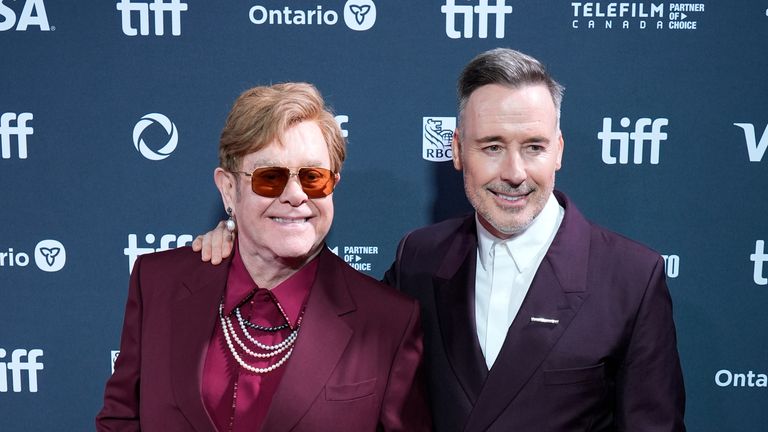 Elton John, vlevo, a David Furnish se účastní premiéry filmu "Elton John: Nikdy není pozdě" během Mezinárodního filmového festivalu v Torontu v pátek 6. září 2024 v Roy Thomson Hall v Torontu. (AP Photo/Chris Pizzello)