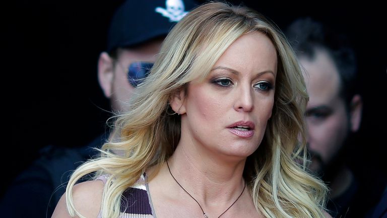 SOUBOR - Stormy Daniels dorazí na akci v Berlíně, 11. října 2018. Svědecké svědectví v soudním procesu s Donaldem Trumpem o zatajování peněz se opět pohne kupředu a všechny oči jsou na tom, kdo bude povolán příště. Právník Stormy Daniels říká, že pornoherec by se měl v úterý objevit jako svědek. Obrázek souboru: AP