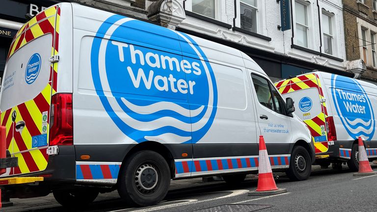 Dodávky Thames Water parkují na silnici, zatímco probíhají práce na opravách a údržbě v Londýně, Británie, 3. dubna 2024. REUTERS/Toby Melville