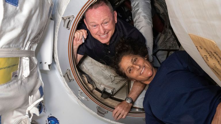 Na této fotografii poskytnuté NASA astronauti Boeing Crew Flight Test Butch Wilmore (vlevo) a Suni Williams představují portrét uvnitř vestibulu mezi předním portem na modulu Harmony Mezinárodní vesmírné stanice a vesmírnou lodí Boeing Starliner 13. června 2024. (NASA přes AP)