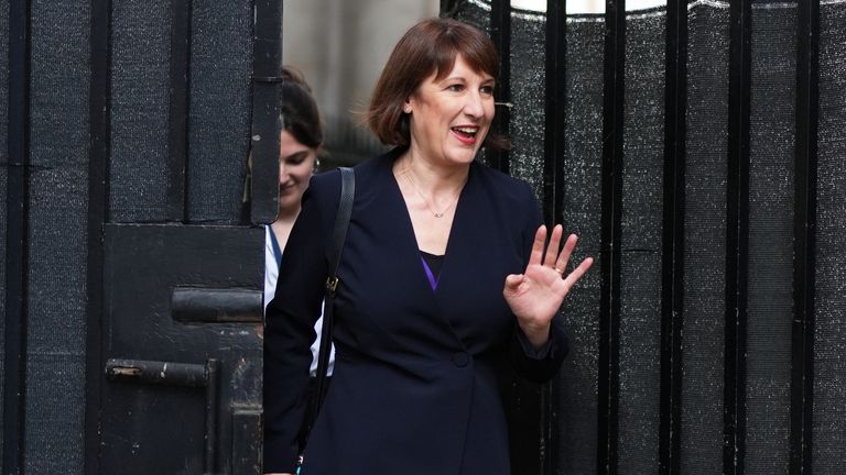 Rachel Reeves opustí Downing Street po schůzce kabinetu.   Pic: Pa