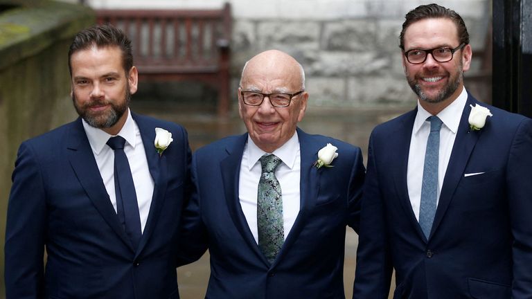 SOUBOROVÁ FOTO: Mediální magnát Rupert Murdoch (C) pózuje na fotografii se svými syny Lachlanem (L) a Jamesem, když přijíždějí do kostela St Bride's na bohoslužbu na oslavu svatby Murdocha a bývalé supermodelky Jerry Hall, která se konala v pátek, v Londýně, Velká Británie 5. března 2016. REUTERS/Peter Nicholls/File Photo