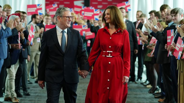 Premiér Sir Keir Starmer a jeho manželka Lady Victoria dorazí před jeho hlavním projevem na konferenci Labour Party v ACC Liverpool. Datum snímku: úterý 24. září 2024.