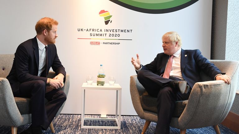 Vévoda ze Sussexu (vlevo) s premiérem Borisem Johnsonem, když se v roce 2020 účastní britsko-afrického investičního summitu v Intercontinental Hotel London