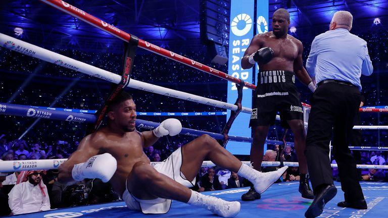 Anthony Joshua poté, co ho srazil Daniel Dubois. Snímek: Reuters