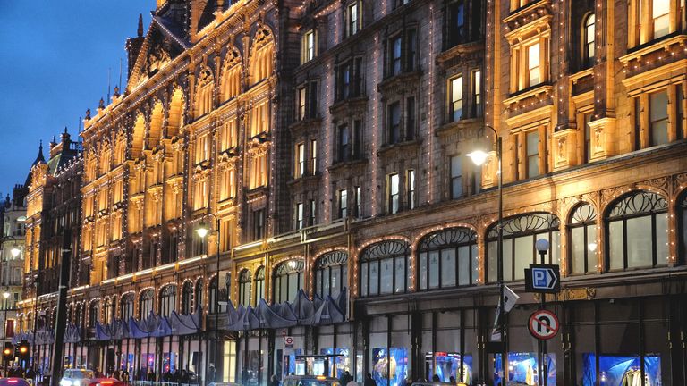 Brompton Road, Knightsbridge, Kensington And Chelsea, Londýn, Anglie, Velká Británie, Británie - únor 2024. Slavný obchodní dům Harrods v Londýně. Současná budova Harrods byla postavena v roce 1905. Typické detaily edwardiánského barokního architektonického stylu.