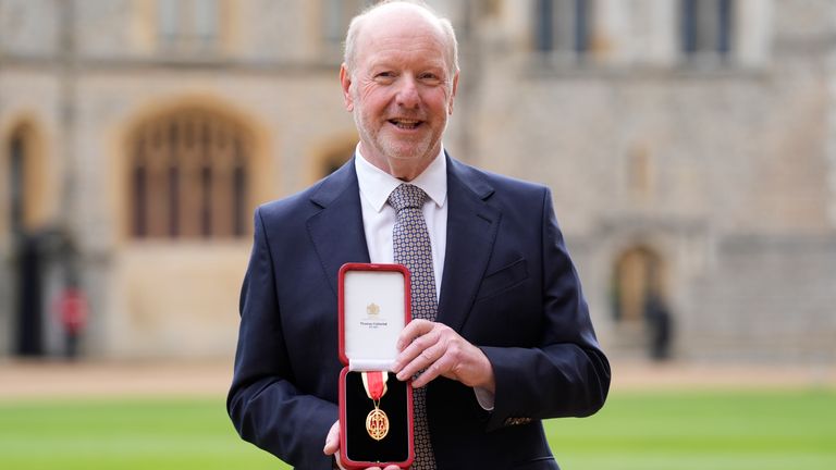 Sir Alan Bates předvádí své ocenění před hradem Windsor. Obrázek: PA