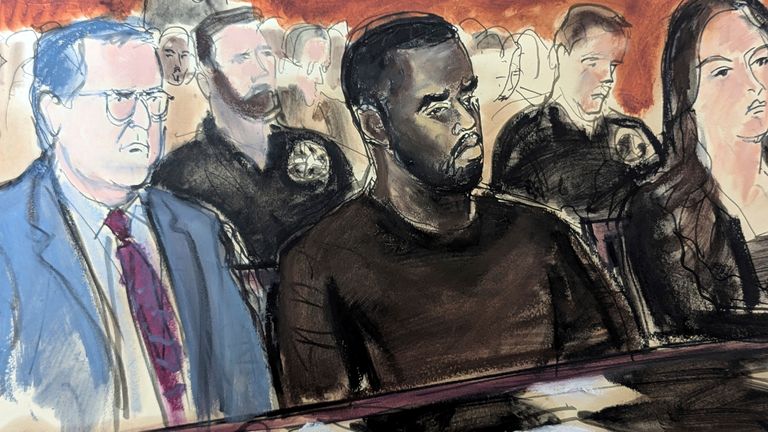 Sean Combs, centrum, je lemován jeho obhájcem Marc Agnifilo, vlevo a Teny Garagos, na Manhattanu Federal Court, úterý 17. září 2024, v New Yorku. (Elizabeth Williams přes AP)