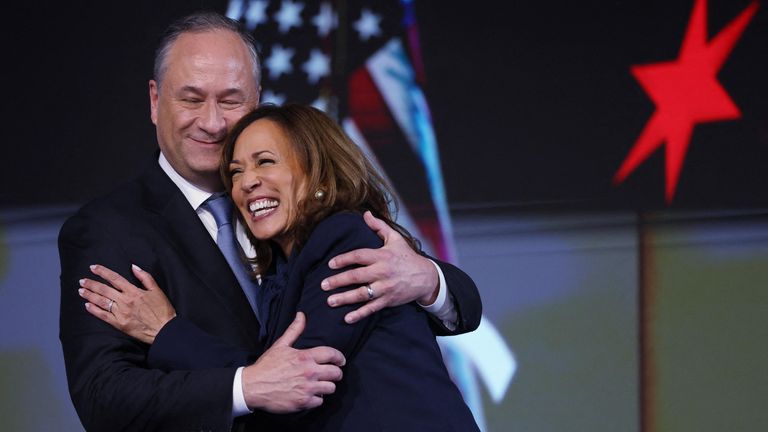 Demokratická kandidátka na prezidenta a americká viceprezidentka Kamala Harrisová objímá svého manžela Douga Emhoffa, druhého gentlemana z USA, 4. den Demokratického národního shromáždění (DNC) v United Center v Chicagu, Illinois, USA, 22. srpna 2024. REUTERS/ Kevin Wurm