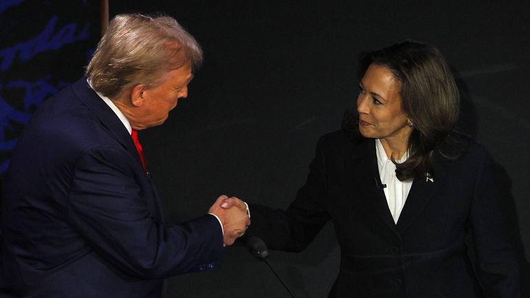 Kamala Harris si jde potřást rukou s Donaldem Trumpem na začátku debaty ABC. Snímek: Reuters