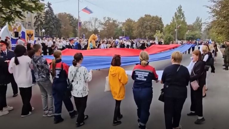 Rusko anexe ukrajinských regionů - oslavy v Chersonu 