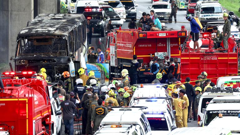 Záchranáři hasí hořící autobus s učiteli a studenty ze školy Wat Khao Phraya.  Snímek: Reuters