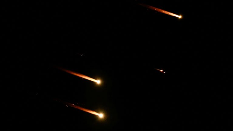 Rakety létají na obloze uprostřed přeshraničního nepřátelství mezi Hizballáhem a Izraelem, jak je vidět z Tel Avivu, Izrael, 1. října 2024. REUTERS/Ammar Awad