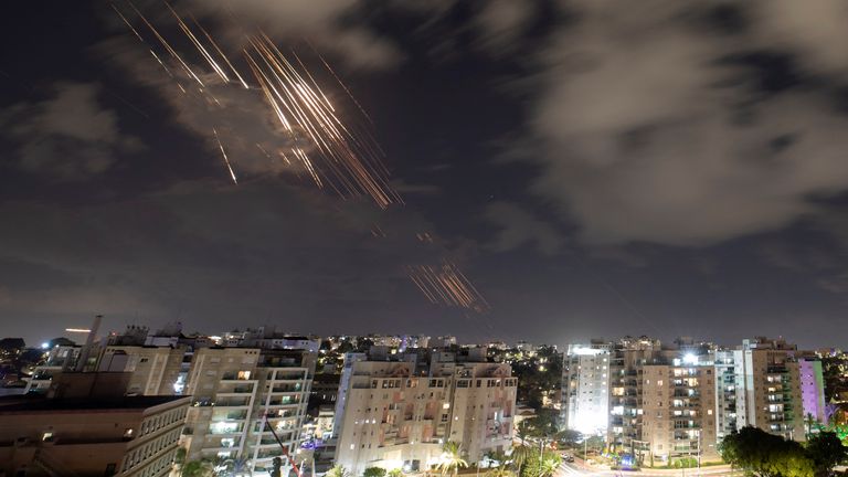 Izraelský protiraketový systém Iron Dome zachycuje rakety, jak je vidět z izraelského Aškelonu. Snímek: Reuters