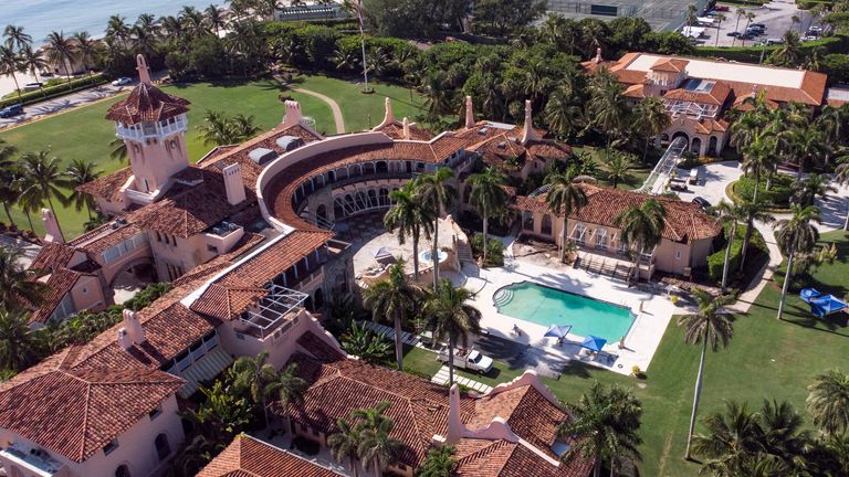 FOTOGRAFIE: Letecký pohled na dům bývalého amerického prezidenta Donalda Trumpa v Mar-a-Lago poté, co Trump řekl, že tam provedli agenti FBI, v Palm Beach na Floridě, 15. srpna 2022. REUTERS/Marco Bello/File Photo