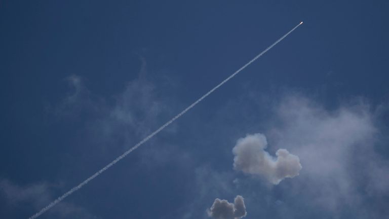 Izraelský systém protivzdušné obrany Iron Dome zachytil rakety, které byly odpáleny z Libanonu v severním Izraeli, ve středu 2. října 2024. (AP Photo/Leo Correa)