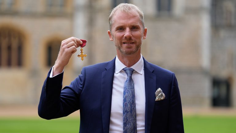 Rozhodčí Wayne Barnes poté, co byl jmenován OBE (důstojníkem Řádu Britského impéria) během ceremonie udělení na hradě Windsor, Berkshire. Datum snímku: středa 2. října 2024.