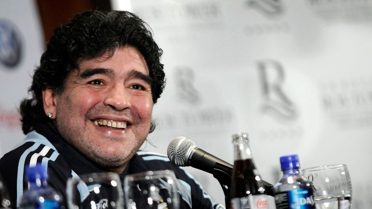 Trenér Argentiny Diego Maradona během tiskové konference v Rosario, Argentina, úterý 18. srpna 2009. Argentina v naději, že získá výhodu, přesunula zápas 5. září proti Brazílii v kvalifikačním fotbalovém utkání na mistrovství světa 2010 na Rosario, které se nachází asi 300 kilometrů, 180 mil, severozápadně od Buenos Aires. Maradona požádal o změnu místa konání, naštvaný kvůli podmínkám na hřišti na stadionu River Plate, kde se v Argentině běžně hrají kvalifikace. (AP Photo/Matias Sarlo)