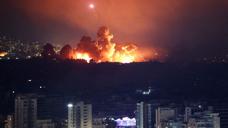 Kouř a plameny stoupají nad jižním předměstím Bejrútu po stávce uprostřed pokračujícího nepřátelství mezi Hizballáhem a izraelskými silami, jak je vidět ze Sin El Fil, Libanon, 3. října 2024. REUTERS/Amr Abdallah Dalsh