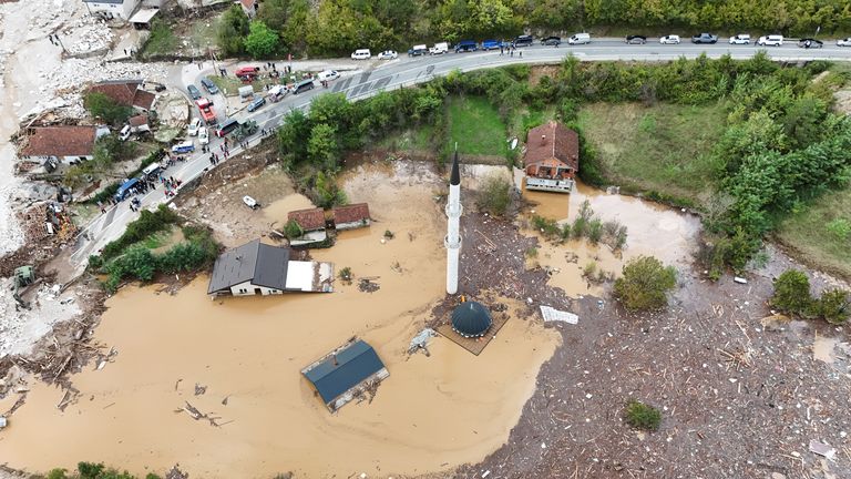 Pohled z dronu ukazuje zaplavenou obytnou oblast a mešitu v Donja Jablanica, Bosna a Hercegovina, 4. října 2024. REUTERS/Amel Emric