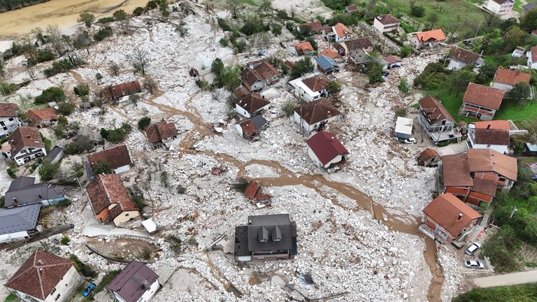 Pohled z dronu ukazuje zatopenou obytnou oblast v Donja Jablanica v Bosně a Hercegovině.  Snímek: Reuters