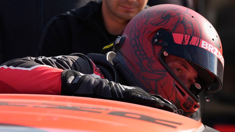 Keanu Reeves vylézá ze svého auta po automobilovém závodě GR Cup Series na Indianapolis Motor Speedway, v sobotu 5. října 2024 v Indianapolis. (AP Photo/Darron Cummings)