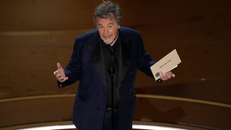 Al Pacino předává cenu za nejlepší snímek. Obrázek: AP