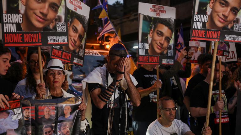 Demonstranti pochodující k obyvatelům Benjamina Netanjahua rok poté, co Hamás zaútočil na Izrael.  Snímek: Reuters