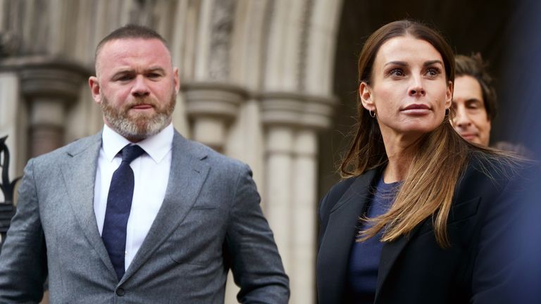 Wayne a Coleen Rooney opouštějí Royal Courts Of Justice v Londýně, protože vysoce postavená bitva o pomluvu mezi Rebekou Vardy a Coleen Rooney se konečně dostane před soud. Datum snímku: úterý 10. května 2022.