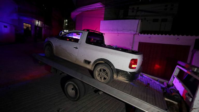 Z místa, kde byl zabit Alejandro Arcos, starosta Chilpancinga, v Chilpancingo, stát Guerrero, Mexiko, je převážen pick-up. 6. října 2024. REUTERS/Oscar Guerrero