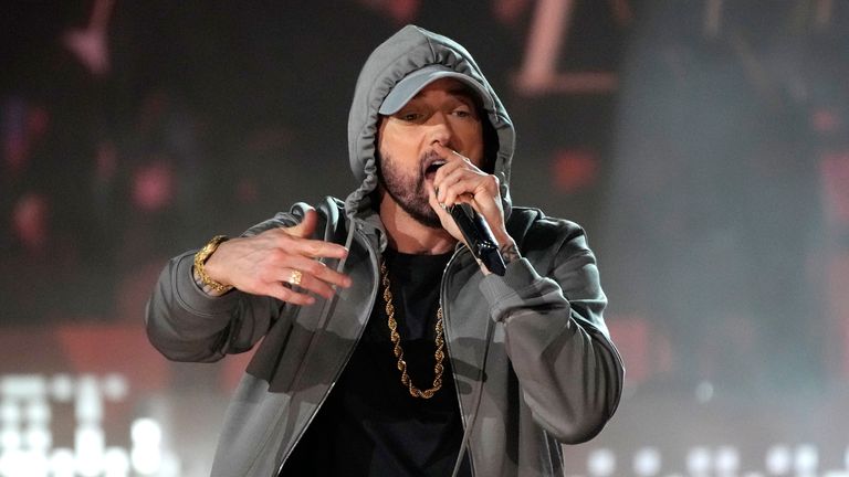 Eminem vystupuje během "Live From Detroit: Koncert v Michigan Central" ve čtvrtek 6. června 2024 v Detroitu. (AP Photo/Carlos Osorio)