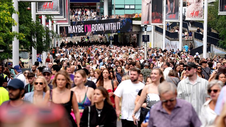 Fanoušci se scházejí před stadionem ve Wembley před posledním koncertem Eras Tour Taylor Swift.   Obrázek: PA