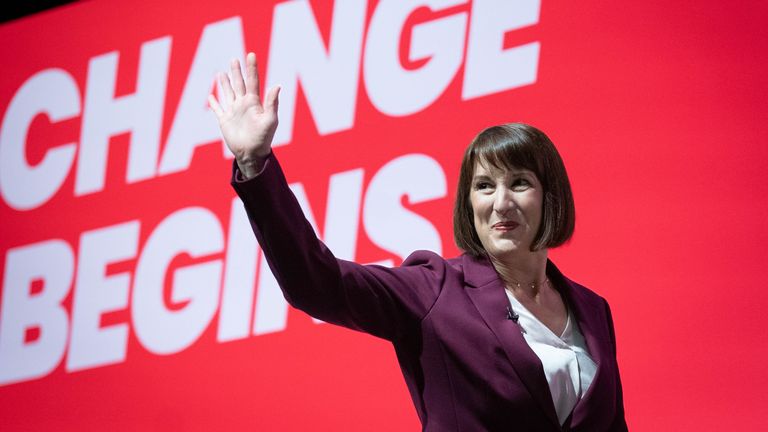 Spisová fotografie ze dne 23. 9. 24, na níž kancléřka státní pokladny Rachel Reevesová potleská poté, co promluvila na konferenci Labour Party v Liverpoolu. Varování od kancléře o "obtížná rozhodnutí" před rozpočtem na tento měsíc "důlek" důvěra pro podniky i spotřebitele, varoval přední ekonom. Datum vydání: pátek 4. října 2024.