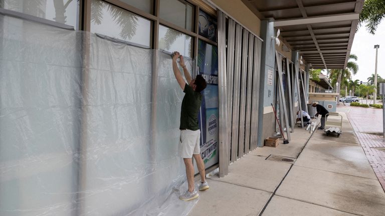 Lidé zakládají podniky, když se hurikán Milton blíží k Fort Myers, Florida, USA 8. října 2024. REUTERS/Ricardo Arduengo/File Photo