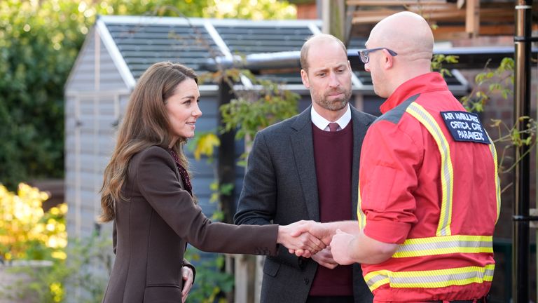 Princ a princezna z Walesu se během návštěvy Southportu setkávají se záchranářem intenzivní péče z letecké ambulance.  Obrázek: PA