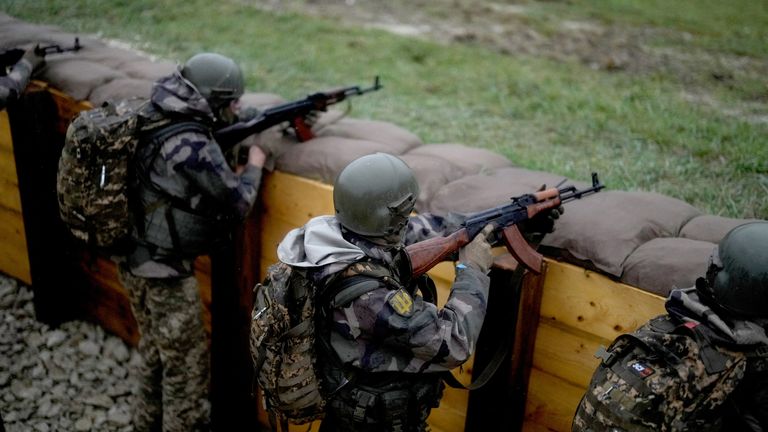 Ukrajinští vojáci trénují ve vojenském táboře ve východní Francii.  Snímek: Reuters