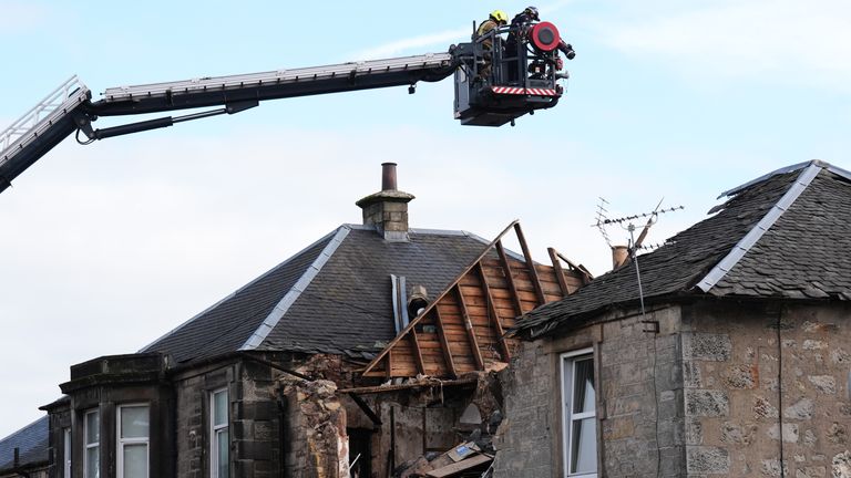 Vyšetřovatelé požárů na místě činu v Kellie Place v Alloa, Clackmannanshire, po výbuchu.  Obrázek: PA