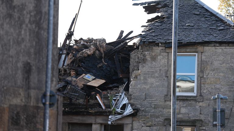 Scéna na Kellie Place v Alloa, Clackmannanshire, po výbuchu, který v neděli protrhl nemovitost, zabil jednoho muže a několik dalších zranil. Datum snímku: pondělí 7. října 2024.