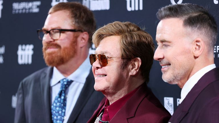 Zleva: RJ Cutler, Sir Elton John a David Furnish na červeném koberci na promítání dokumentu v Torontu. Snímek: Reuters