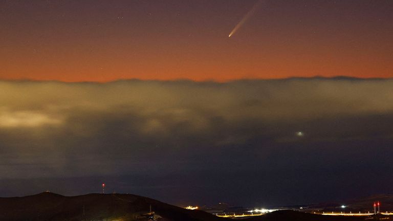 Pohled ukazuje kometu C/2023 A3 (Tsuchinshan-ATLAS), známou jako kometa století, vyfotografovanou před úsvitem z Temisasu na ostrově Gran Canaria, Španělsko, 28. září 2024. REUTERS/Borja Suarez