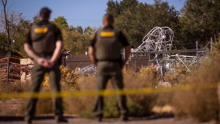 Pracovníci úřadu šerifa okresu Bernalillo na místě činu poté, co horkovzdušný balón narazil do rádiové věže a převrhl ji poblíž Second NW v Albuquerque, NM, v pátek 11. října 2024. (Chancey Bush/The Albuquerque Journal přes AP)