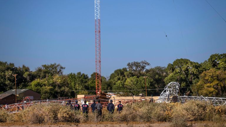 Hasičská záchranná služba Albuquerque reaguje na scénu poté, co horkovzdušný balón zasáhl rádiovou věž KKOB a převrátil ji v pátek 11. října 2024 ve 10511 sekundy SZ v Albuquerque, NM. (Chancey Bush/The Albuquerque Journal přes AP)