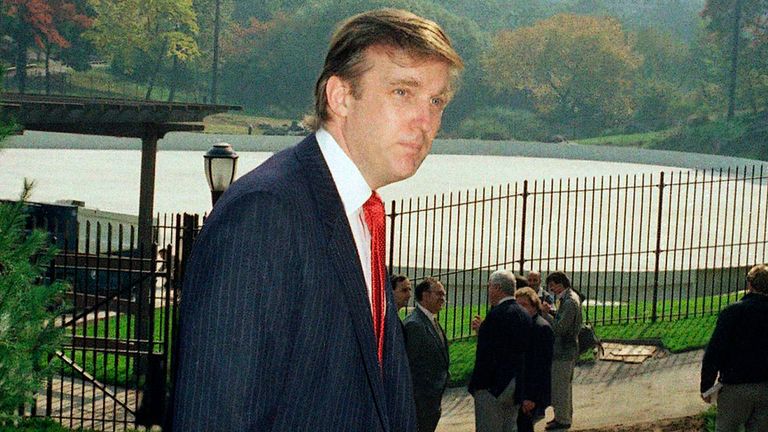 SOUBOR - Na této archivní fotografii z 23. října 1986 je Donald Trump vyfotografován v newyorském Central Parku před kluzištěm Wollman, které nabídl přestavět poté, co se úsilí o renovaci města zastavilo. New York City se chystá ukončit své smlouvy s Trumpem na provozování dvou kluzišť v Central Parku a dalších zařízení poté, co se dav inspirovaný Trumpem vzbouřil a narušil Kapitol USA, řekl starosta Bill de Blasio v úterý 12. ledna 2021. (AP Photo /Mario Suriani, Soubor)