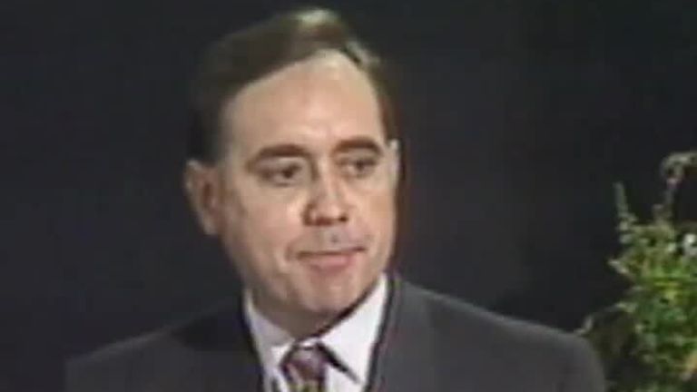 Alex Salmond pronáší vítěznou řeč v roce 1990 poté, co byl zvolen vůdcem SNP