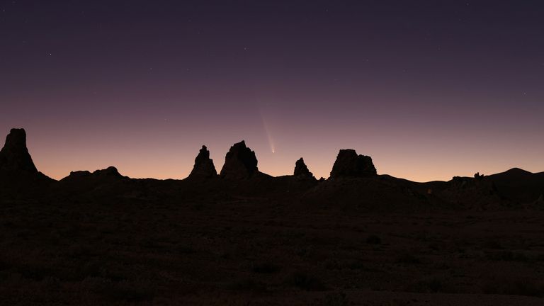 Kometa Tsuchinshan-ATLAS, C/2023, s oběžnou dráhou 80 000 let, prochází za geologickými formacemi, tufovými věžemi v Trona Pinnacles, Kalifornie, USA 12. října 2024. REUTERS/David Swanson