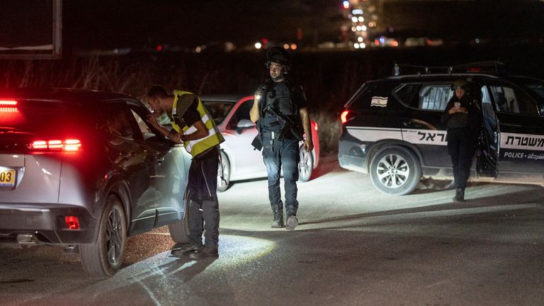 Záchranné služby a policie blokují cestu k místu útoku dronu Hizballáhu. Obrázek: AP