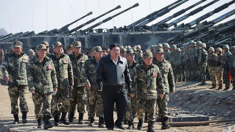 SOUBOR - Na této fotografii poskytnuté severokorejskou vládou severokorejský vůdce Kim Čong-un, uprostřed, dohlíží na cvičení dělostřelecké palby v Severní Koreji dne 7. března 2024. (Korean Central News Agency/Korea News Service via AP, File)