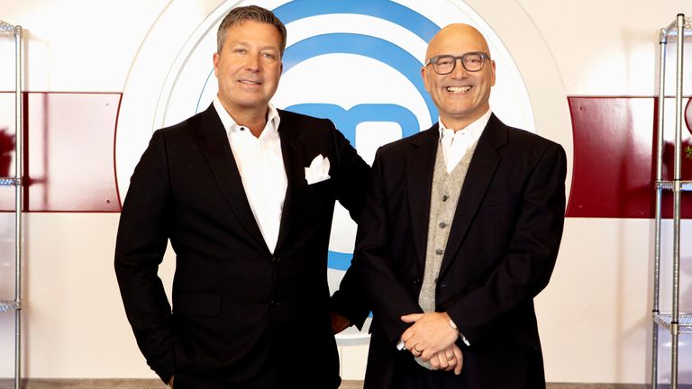 Nedatovaná fotografie podkladu BBC od MasterChef Ð Series 16. Na obrázku: (LR) John Torode a Gregg Wallace. Funkce PA SHOWBIZ TV MasterChef. Obrazový kredit by měl znít: PA Photo/BBC/Shine TV. VAROVÁNÍ: Tento obrázek musí být použit pouze jako doprovod PA Feature SHOWBIZ TV MasterChef. VAROVÁNÍ: Použití tohoto obrázku chráněného autorským právem podléhá podmínkám použití služby digitálních obrázků BBC Pictures (BBC Pictures), jak je uvedeno na www.bbcpictures.co.uk. Tento obrázek může být zveřejněn pouze registrovaným U