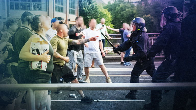 Demonstranti čelí policii během nepokojů 3. srpna, ke kterým došlo v Bristolu po incidentu v Southportu. Obrázek: AP