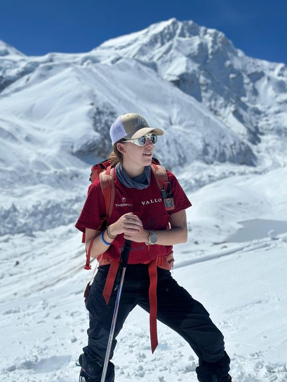 Adriana Brownlee, 23 let, nejmladší horolezkyně, která zdolala čtrnáct nejvyšších vrcholů světa. Na vrcholu Shishapangma. Obrázek: Aga Adventures